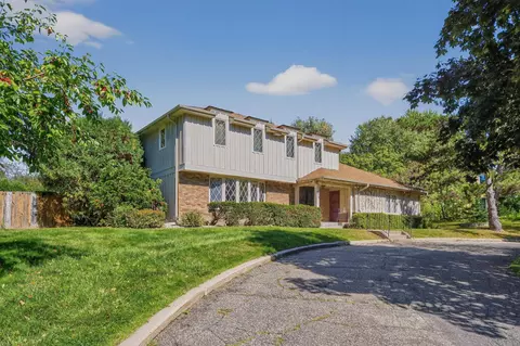 679 Maple Park Dr, Mendota Heights, MN 55118