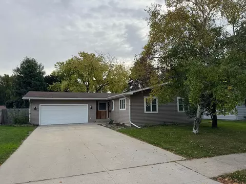 2937 Edgewood Dr N, Fargo, ND 58102