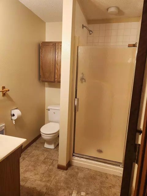 Bath - 302 Robert St, Marshall, MN 56258 photo 1 of 4