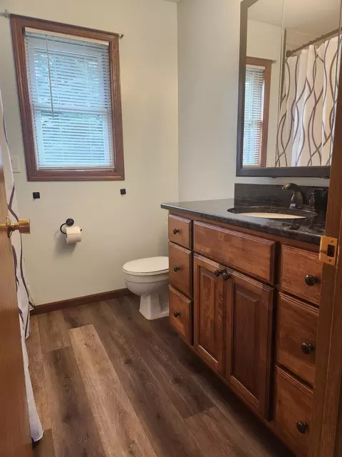 Bath - 302 Robert St, Marshall, MN 56258 photo 2 of 4
