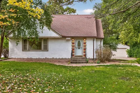 2911 Troseth Rd, Roseville, MN 55113