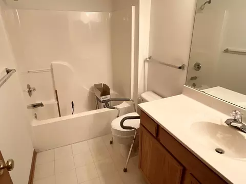 Bath - 2102 Oak Tree Ln # C, Austin, MN 55912 photo 1 of 2