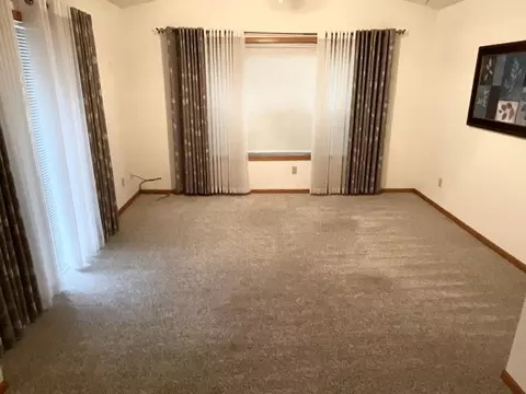 Living - 2102 Oak Tree Ln # C, Austin, MN 55912 photo 3 of 5