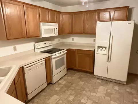 Kitchen - 2102 Oak Tree Ln # C, Austin, MN 55912 photo 3 of 4