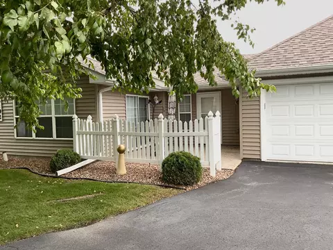 Exterior - 2102 Oak Tree Ln # C, Austin, MN 55912 photo 2 of 4