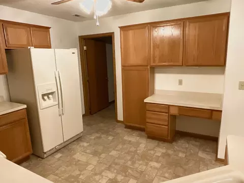 Kitchen - 2102 Oak Tree Ln # C, Austin, MN 55912 photo 4 of 4