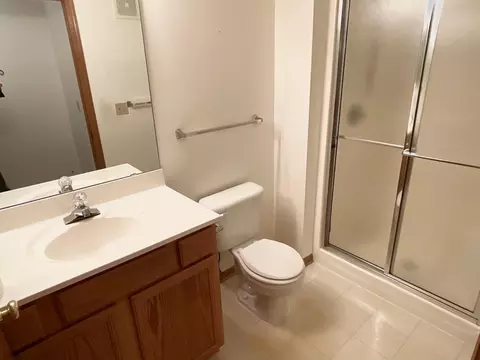 Bath - 2102 Oak Tree Ln # C, Austin, MN 55912 photo 2 of 2