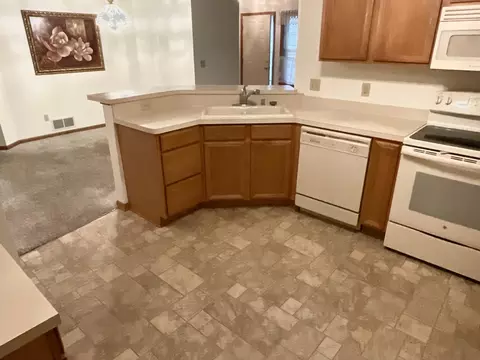 Kitchen - 2102 Oak Tree Ln # C, Austin, MN 55912 photo 2 of 4