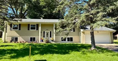 2851 Fernwood St, Roseville, MN 55113