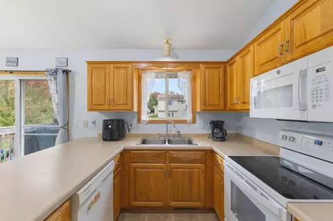 Kitchen - 604 Sunset St, Buffalo, MN 55313 photo 2 of 3