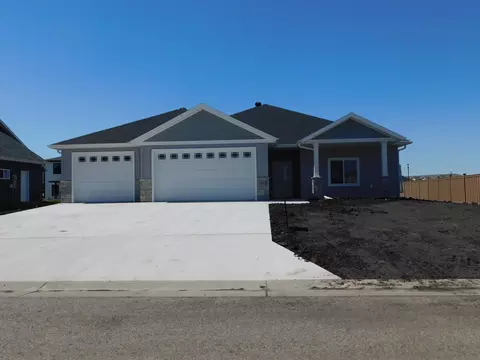 4203 Pine Pkwy S, Fargo, ND 58104