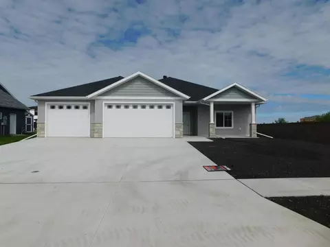 4203 Pine Pkwy S, Fargo, ND 58104