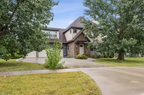 6028 Silverleaf Dr S, Fargo, ND 58104