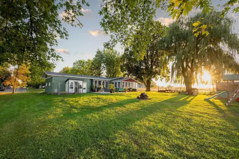Exterior - 936 Des Moines Dr, Windom, MN 56101 photo 10 of 12