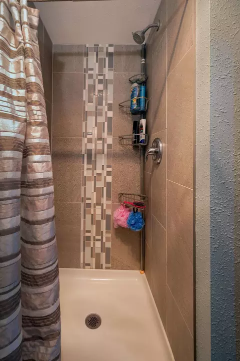 Bath - 936 Des Moines Dr, Windom, MN 56101 photo 4 of 4