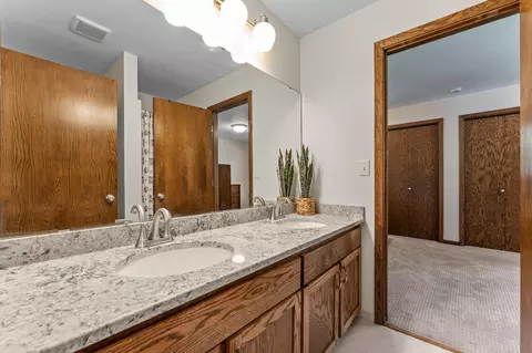 Bath - 3096 Dolores Dr, Saint Cloud, MN 56303 photo 5 of 9