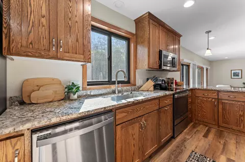 Kitchen - 3096 Dolores Dr, Saint Cloud, MN 56303 photo 3 of 9
