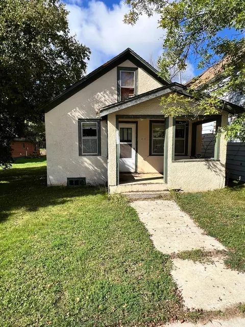 327 1st St, Nashwauk, MN 55769