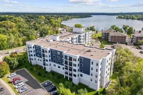 1875 E Shore Dr #302, Maplewood, MN 55109