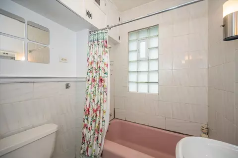 Bath - 4911 Jay St, Duluth, MN 55804 photo 1 of 1