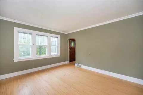 Living - 4911 Jay St, Duluth, MN 55804 photo 2 of 3