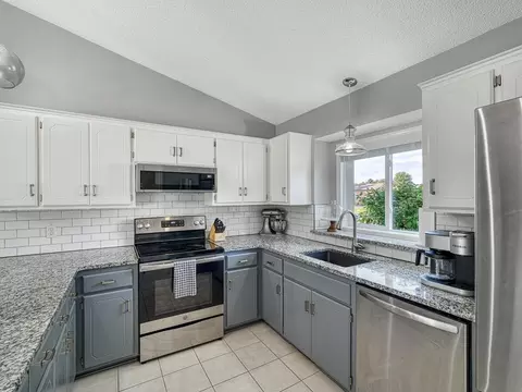 Kitchen - 15490 Darjeeling Path, Rosemount, MN 55068 photo 2 of 4