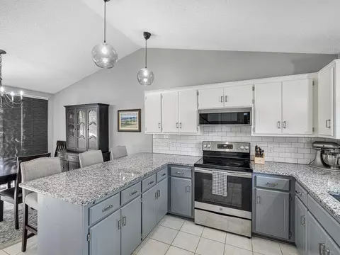 Kitchen - 15490 Darjeeling Path, Rosemount, MN 55068 photo 3 of 4