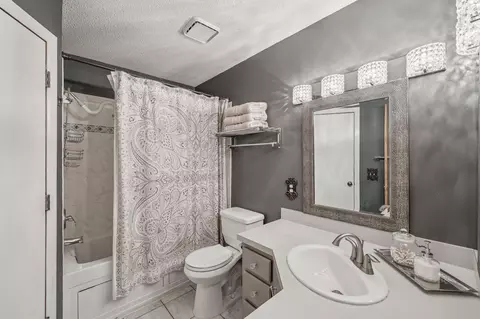 Bath - 4274 Maclaren Pl, Eagan, MN 55123 photo 2 of 4