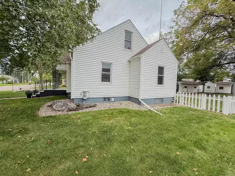 Exterior - 708 Elm Ave, Olivia, MN 56277 photo 18 of 19