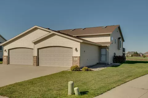 966 Parkway Dr, West Fargo, ND 58078
