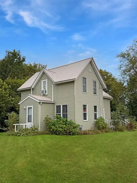 305 E Garfield St, Hendricks, MN 56136