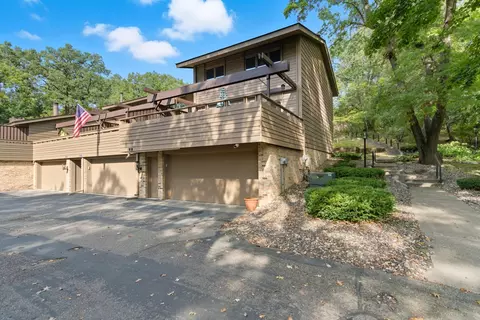 122 Birnamwood Dr, Burnsville, MN 55337