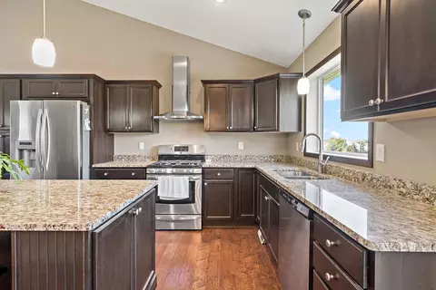 1363 Ridge Ln, Shakopee, MN 55379