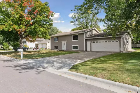 571 N Park Ave, Le Center, MN 56057