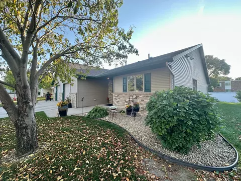 304 SE Valley View Dr, Willmar, MN 56201