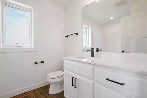 Bath - 4928 Parkside Cir, Eagan, MN 55123 photo 3 of 7