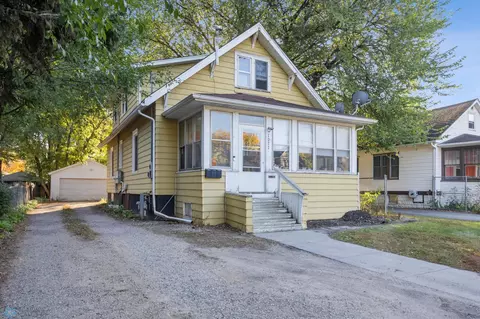 1027 University Dr N, Fargo, ND 58102