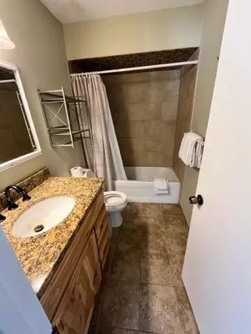 Bath - 10408 Squaw Point Rd, Brainerd, MN 56401 photo 2 of 2