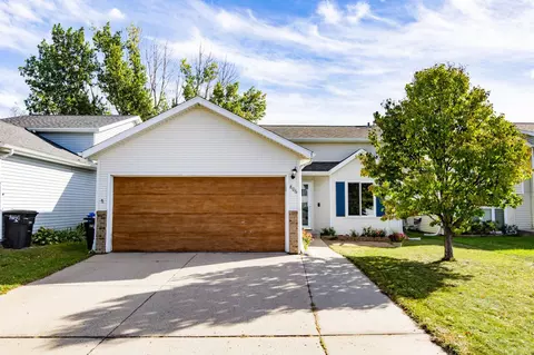 806 49th St S, Fargo, ND 58103