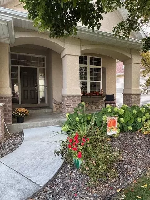 18771 Farmstead Cir, Eden Prairie, MN 55347