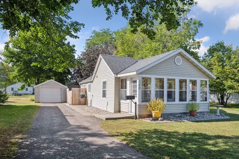 140 S Grove St, Belle Plaine, MN 56011