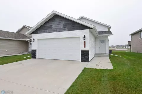 1047 Barnes Dr W, West Fargo, ND 58078