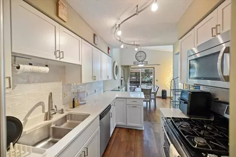 1266 Deercliff Ln, Eagan, MN 55123
