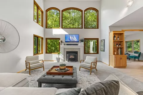 1847 Deer Pond Cir, Eagan, MN 55122
