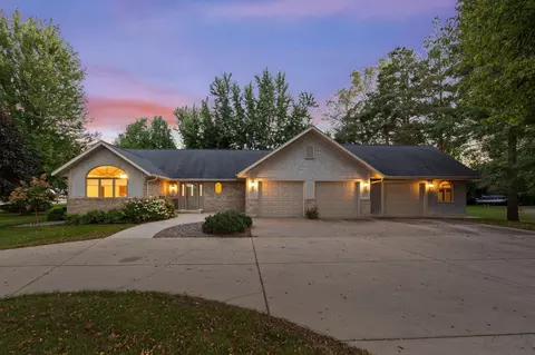 11 W Pleasure Dr, Litchfield, MN 55355