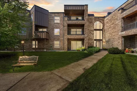 2220 Midland Grove Rd #307, Roseville, MN 55113