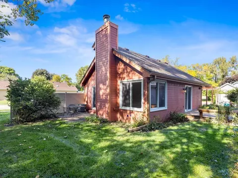 1383 Granada Trl N, Oakdale, MN 55128