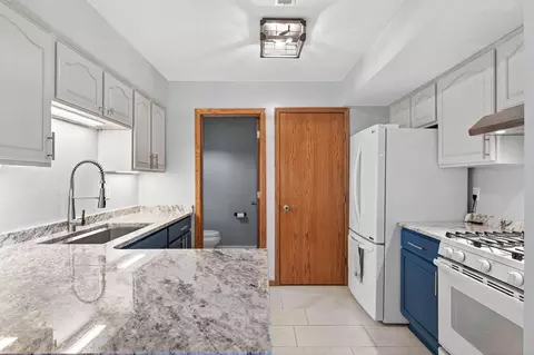 Kitchen - 4682 Lenore Ln, Eagan, MN 55122 photo 2 of 4