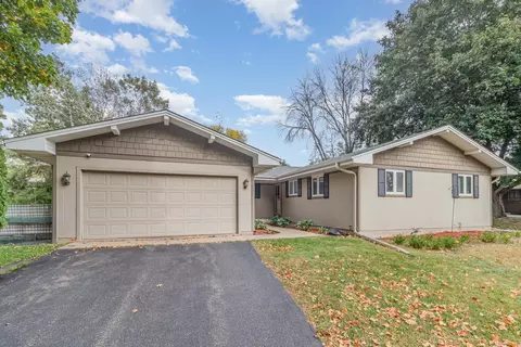 2704 W 135th St, Burnsville, MN 55337