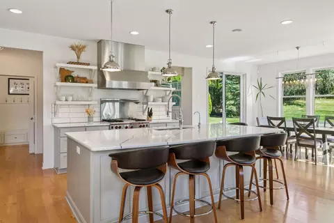 1631 Deephaven Dr, Woodbury, MN 55129